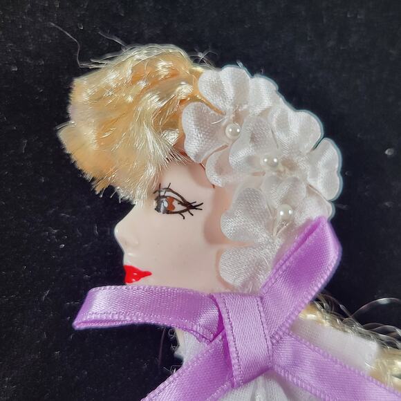 Glamour Lady Head Brooch Face With Lace and Purple  Ribbon 1980's With Gift Box - Picture 6 of 8